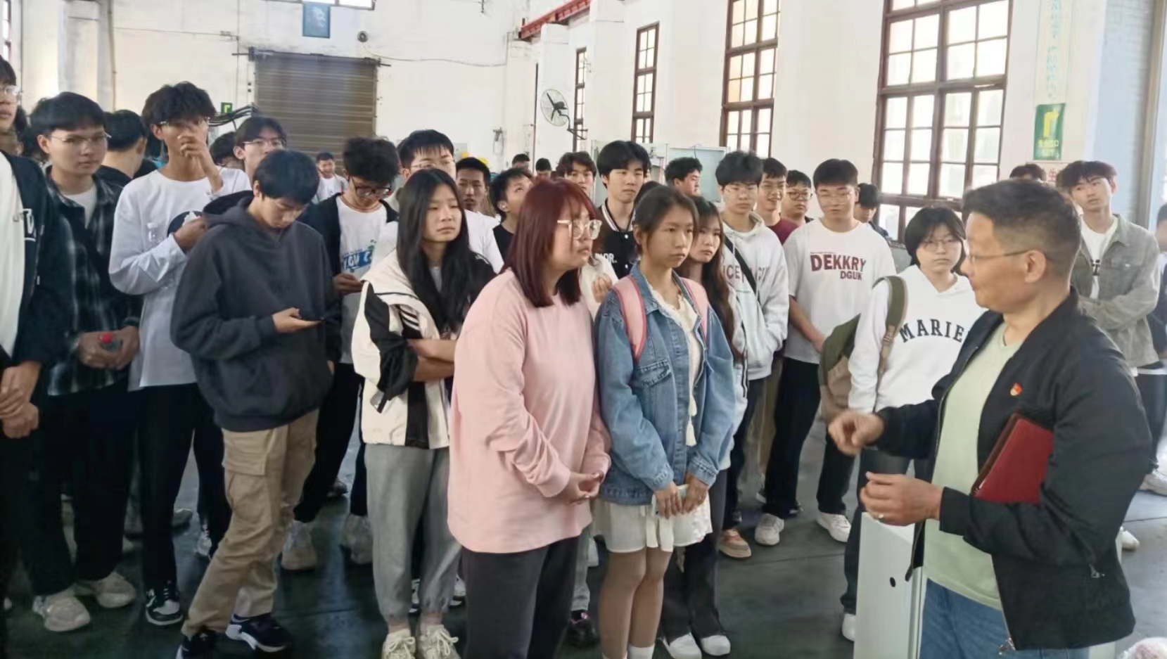 1711761431637613.jpg 3.29湖南工程學(xué)院自動(dòng)化專業(yè)學(xué)生來(lái)我司認(rèn)識(shí)實(shí)習(xí)2.jpg