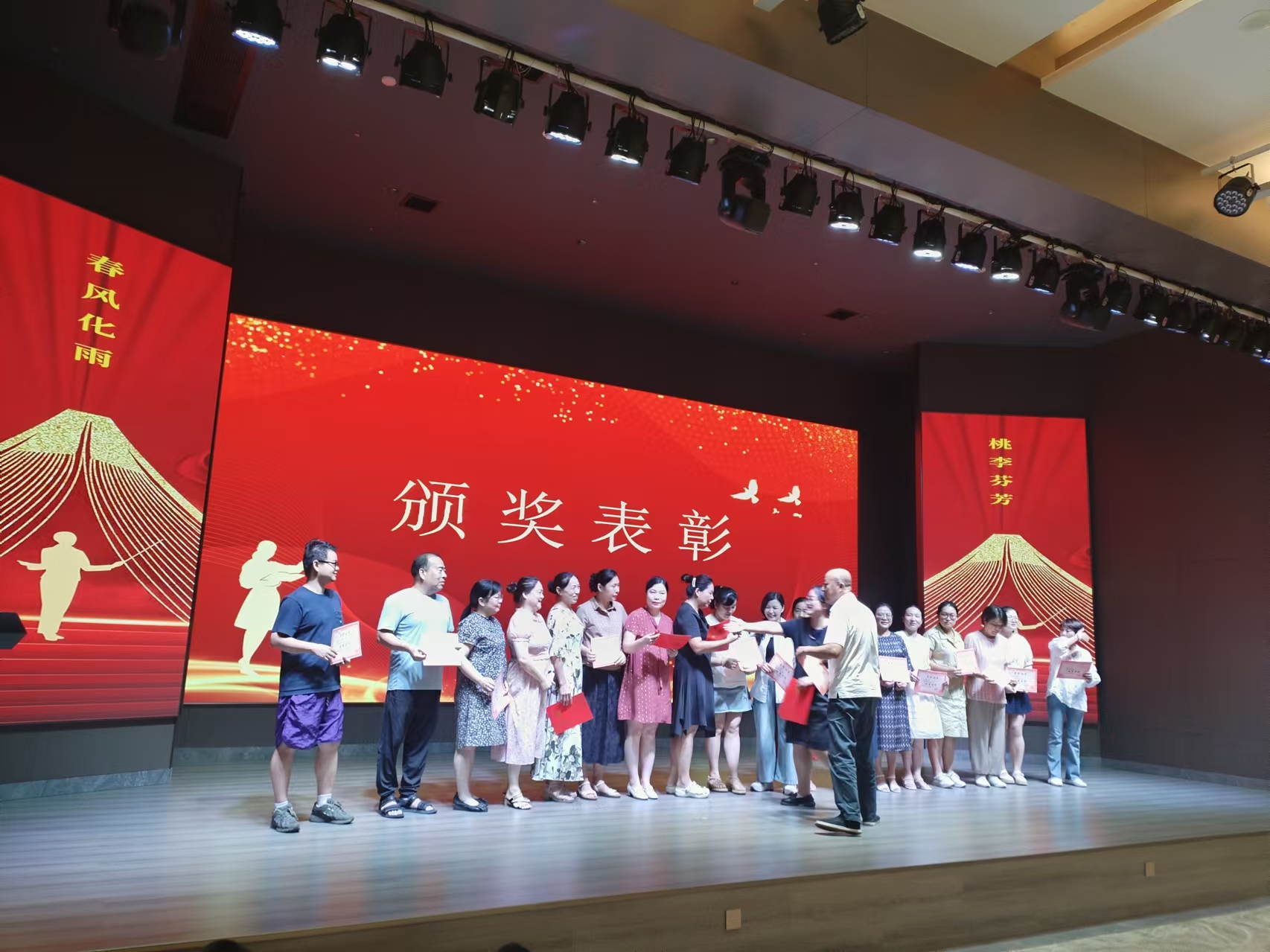 9月10日，曙光學(xué)校教師節(jié)文藝晚會(huì)在湖南精正溢香園酒店舉辦