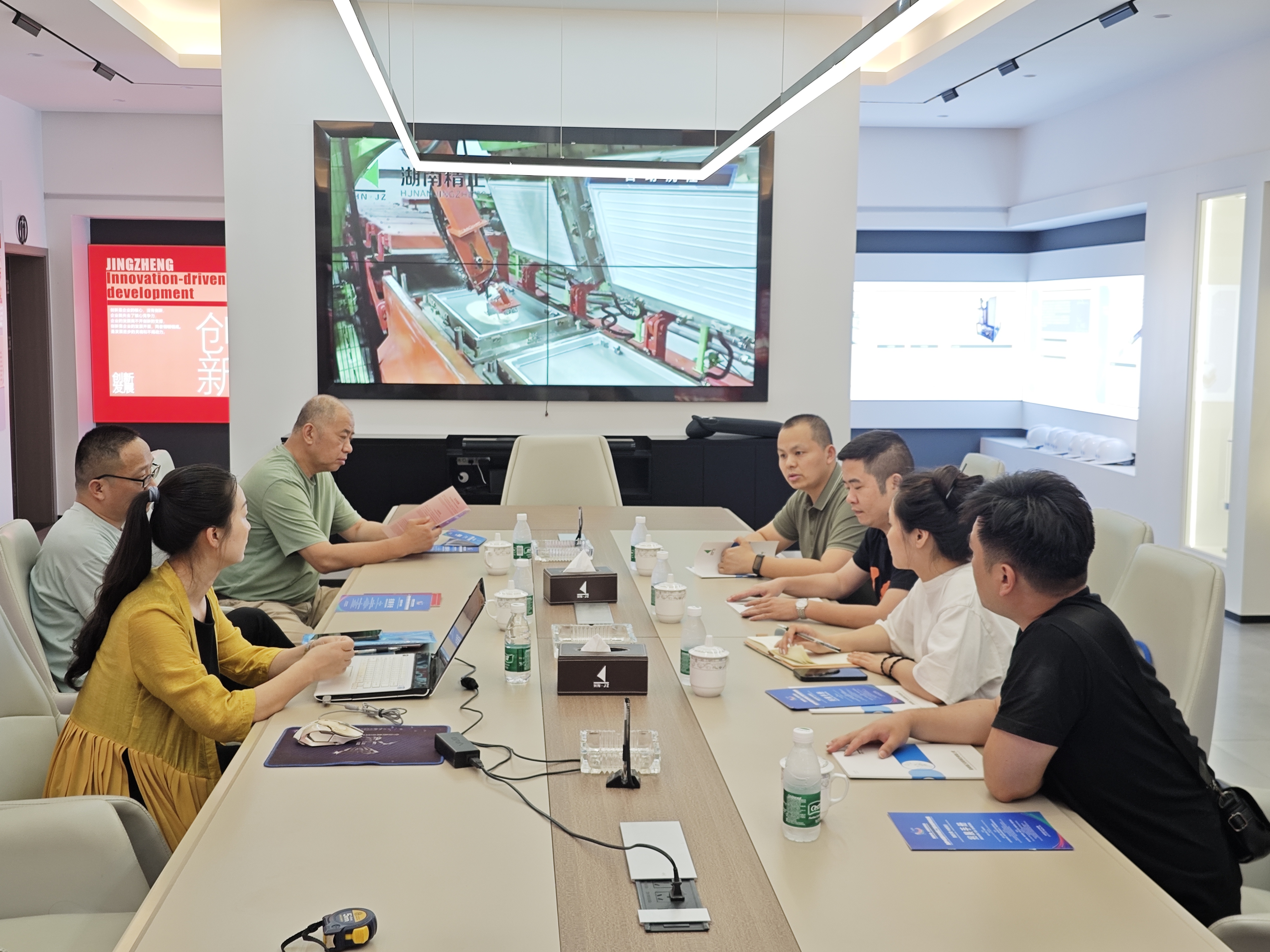 岳塘經(jīng)開區(qū)招商局來司洽談